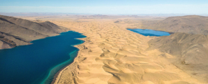 Der Ulagchiin Khar See in der Mongolei - Berge, Dünen und Wasser