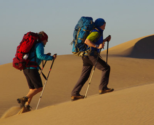 Zwei Wüstenwanderer durchqueren die Namib