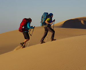 Wüstenwanderer auf Expedition in der Namibwüste