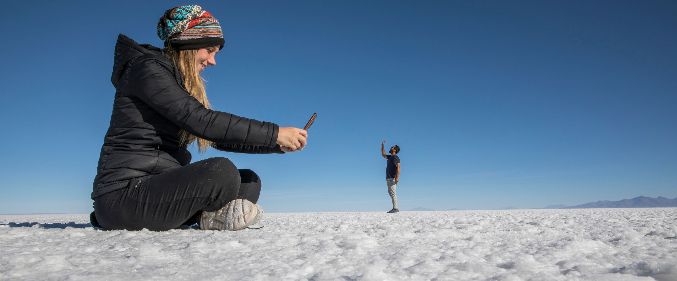 Fun-Fotoshooting auf dem Salar de Uyuni, Bolivien