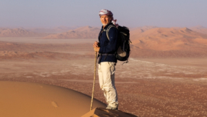 Jerome Blösser in Wüstenbekleidung in der Rub al Khali, Oman